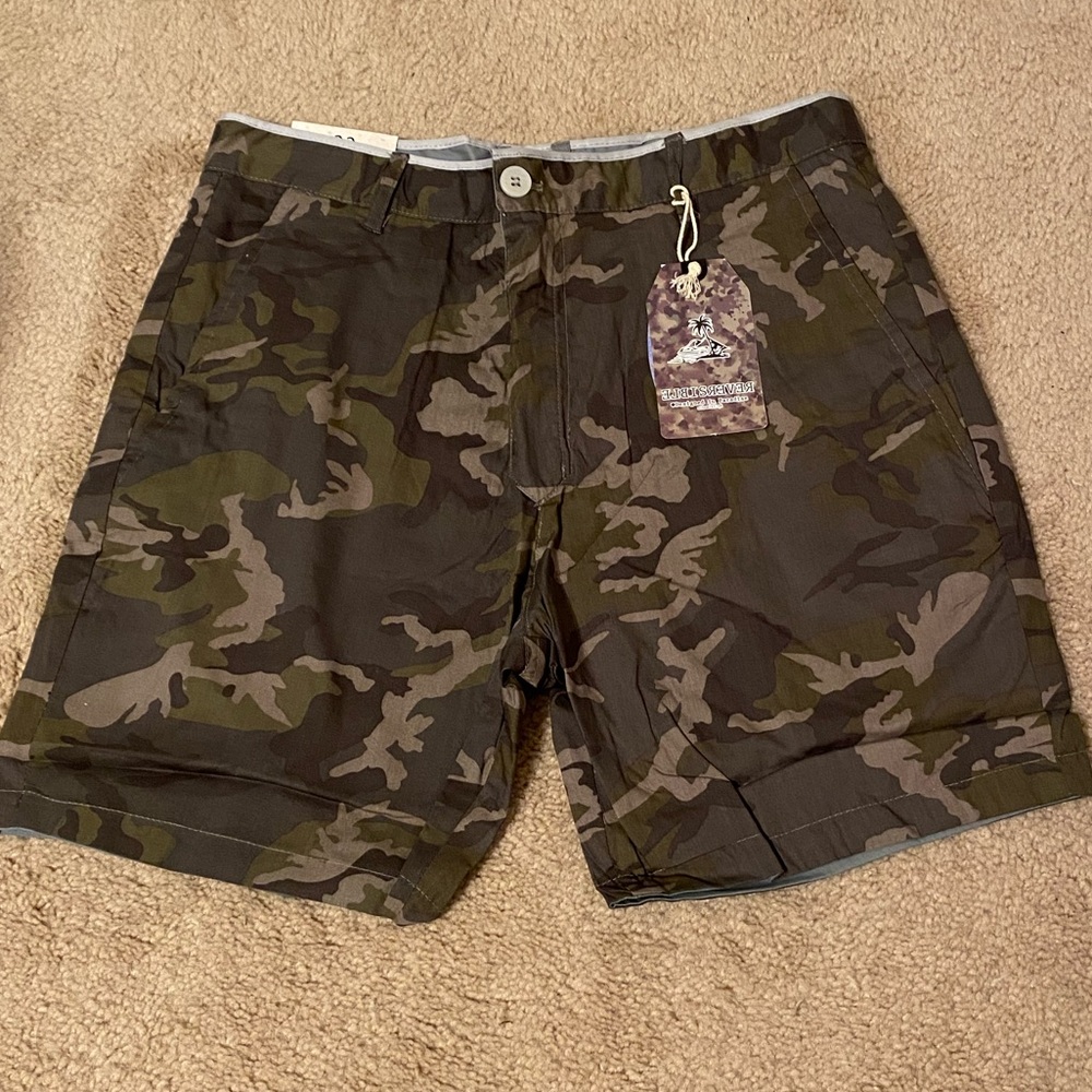 NWT Islandia reversible shorts size 32